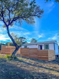 Cozy Tiny House Ideal for a Couples Retreat in Lake Hills, Texas - 0