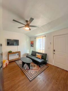 Cozy Tiny House Ideal for a Couples Retreat in Lake Hills, Texas - 4