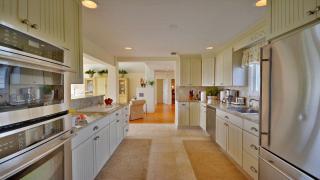 Exquisite Waterfront Vacation Rental with a Private Dock, a Pool, and a Hot Tub in the Hamptons, New York - 8