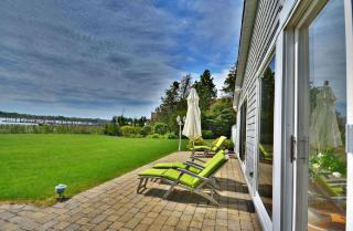 Exquisite Waterfront Vacation Rental with a Private Dock, a Pool, and a Hot Tub in the Hamptons, New York - 4