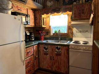 Cozy Cabin for Glamping on a Texas Horse Ranch, Perfect for a Equine Escape - 7