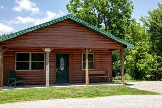 Pretty Cabin with Hot-tub in Herod, Illinois - - 0