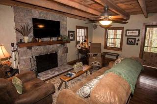 One-Bedroom Cabin Rental with a Fireplace in the North Carolina Mountains - 9