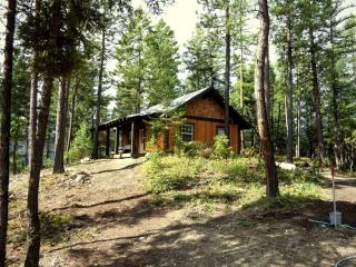 Inviting Family-Friendly Cabin Rental for Four on Flathead Lake in Montana - 0