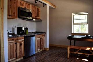 Inviting Family-Friendly Cabin Rental for Four on Flathead Lake in Montana - 1
