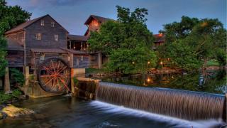 Brand-New Luxury Cabin with Game Room & Hot Tub near Downtown Gatlinburg, TN - 7