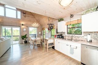 Chic Picturesque Cabin Ideal for a Romantic Getaway in Tennessee - 8