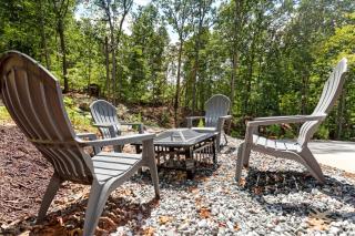 Stylish Lakehouse with Black-and-White Modern Design near Lake Hartwell, Clemson SC - 2