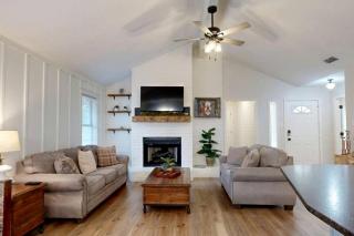 Charming Remodeled Home with Modern Comforts Near TAMU & Downtown in Bryan, Texas - Bryan - 9