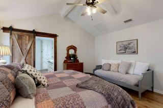 Charming Remodeled Home with Modern Comforts Near TAMU & Downtown in Bryan, Texas - Bryan - 7