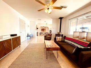 Beautiful Vacation Rental with Hot Tub Perfect for Glamping in Joshua Tree - 3