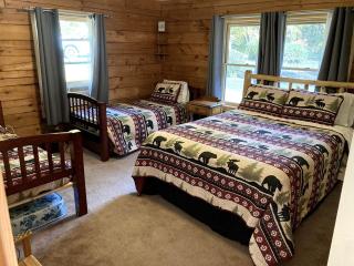 Spacious Log Cabin for a Family Getaway near the Zoar Outdoor Adventure Resort in Massachusetts - 7