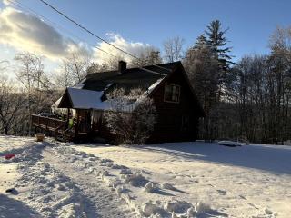 Spacious Log Cabin for a Family Getaway near the Zoar Outdoor Adventure Resort in Massachusetts - 3