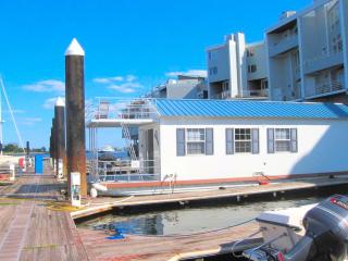 Blue Pearl Houseboat in Boston Harbor Wifi, A/C, - 0