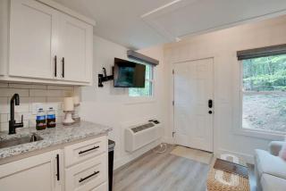 Colorful Tiny House with Outdoor Sauna and Jacuzzi in Alabama - 8