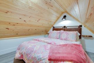 Colorful Tiny House with Outdoor Sauna and Jacuzzi in Alabama - 7