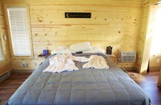Homey Cabins Perfect for a Family Getaway near Jacksonville, Illinois - 8