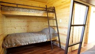 Homey Cabins Perfect for a Family Getaway near Jacksonville, Illinois - 7