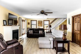 Gorgeous Cottage with Hot-tub and Games in Beaver Cove, Maine - 4