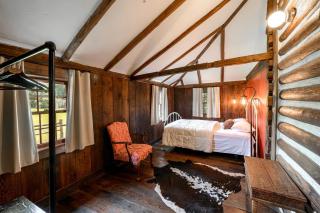 Perfect Couple's or Solo Getaway: 1840s Log Cabin, Claxton, GA - 4