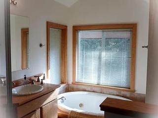 Quiet Tree House-Style Cabin in the Chugach National Forest, Alaska - 9