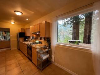 Dream Glamping Vacation for a Couple: Charming Cottage in the Woods with Mountain Views in Big Sur, California - 4