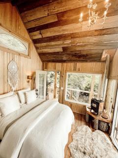 Stunning Pet-Friendly Treehouse for Relaxing Glamping Retreats in North Carolina - 5