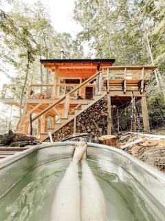 Stunning Pet-Friendly Treehouse for Relaxing Glamping Retreats in North Carolina - 1