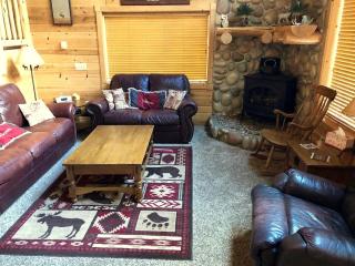 Rustic Family Cabin Nestled Among the Towering Trees in Idaho - Staley Springs - 9