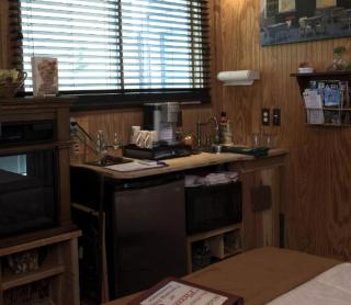 Romantic Glamping Getaway with a Shared Hot Tub and Hiking Trails near Nashville, Tennessee - 7