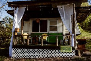 Vintage Camper Rental Ideal for Glamping in Missouri, MO - 4