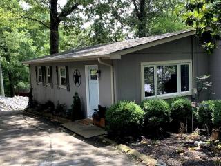 Inmerse in the Serenity of this Lakefront Cottage in Cadiz, Kentucky - 4