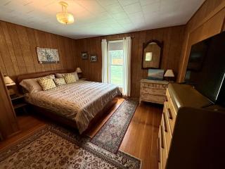 Charming Montana Bungalow with Madison River Views, Steps from Main Street in Ennis, MT - Ennis - 2