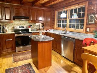 New York Glamping Trips in this Fully-Equipped Rental in Bolton Landing - 8