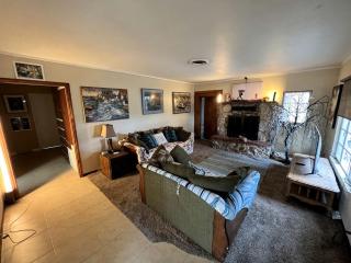 Desert Dreams with Your Furry Friend: Pet-Friendly Rental Under the Stars - 9