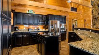 Beautifully Furnished Log Cabin with a Hot Tub near Blue Ridge, Georgia - 8