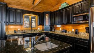 Beautifully Furnished Log Cabin with a Hot Tub near Blue Ridge, Georgia - Blue Ridge - 3