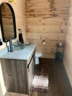 Charming Cabin with Hot-tub and Stunning Views in Campbellsville, Kentucky - 3