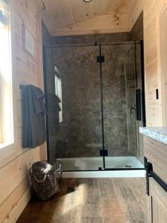 Charming Cabin with Hot-tub and Stunning Views in Campbellsville, Kentucky - 3