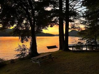 Enchanting Cabin with Breathtaking Sunset and Lake Views in North Carolina - 9