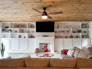 Great Cabin Perfect for Small Groups in Northport, Alabama - 1
