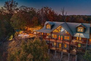 Spectacular Cabin with Incredible Indoor and Outdoor Spaces in Tennessee - 3