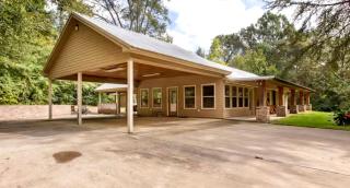 Stunning Creek-side Cabin Rental for Family Friendly Stays in Liberty, Mississippi - 5