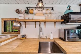 Gorgeous Caravan Glamping Escape for Four in Dover, Ohio - 8