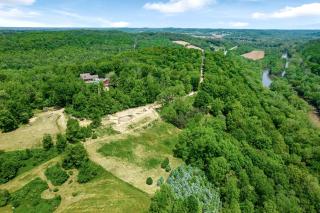 Gorgeous Caravan Glamping Escape for Four in Dover, Ohio - 1