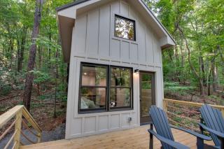 Off-grid Tree House Suitable for Four in Alabama - 4