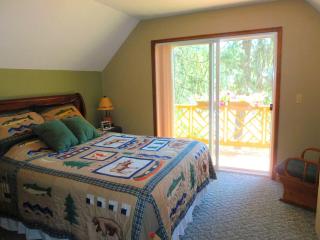 Cozy Cabin with a Hot Tub on the Wenatchee River near Leavenworth, Washington - 7