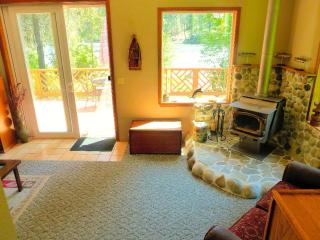 Cozy Cabin with a Hot Tub on the Wenatchee River near Leavenworth, Washington - 5