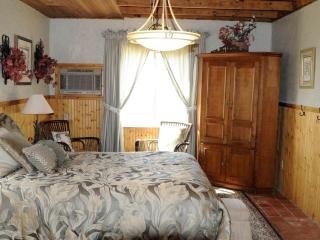 Rustic Waterfront Cottage Rental on the Guadalupe River in Texas - 4