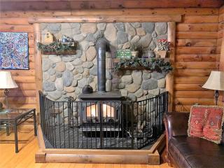 Log Cabin with a Hot Tub in Ellicottville, For Magical Glamping Escapes in New York - 6